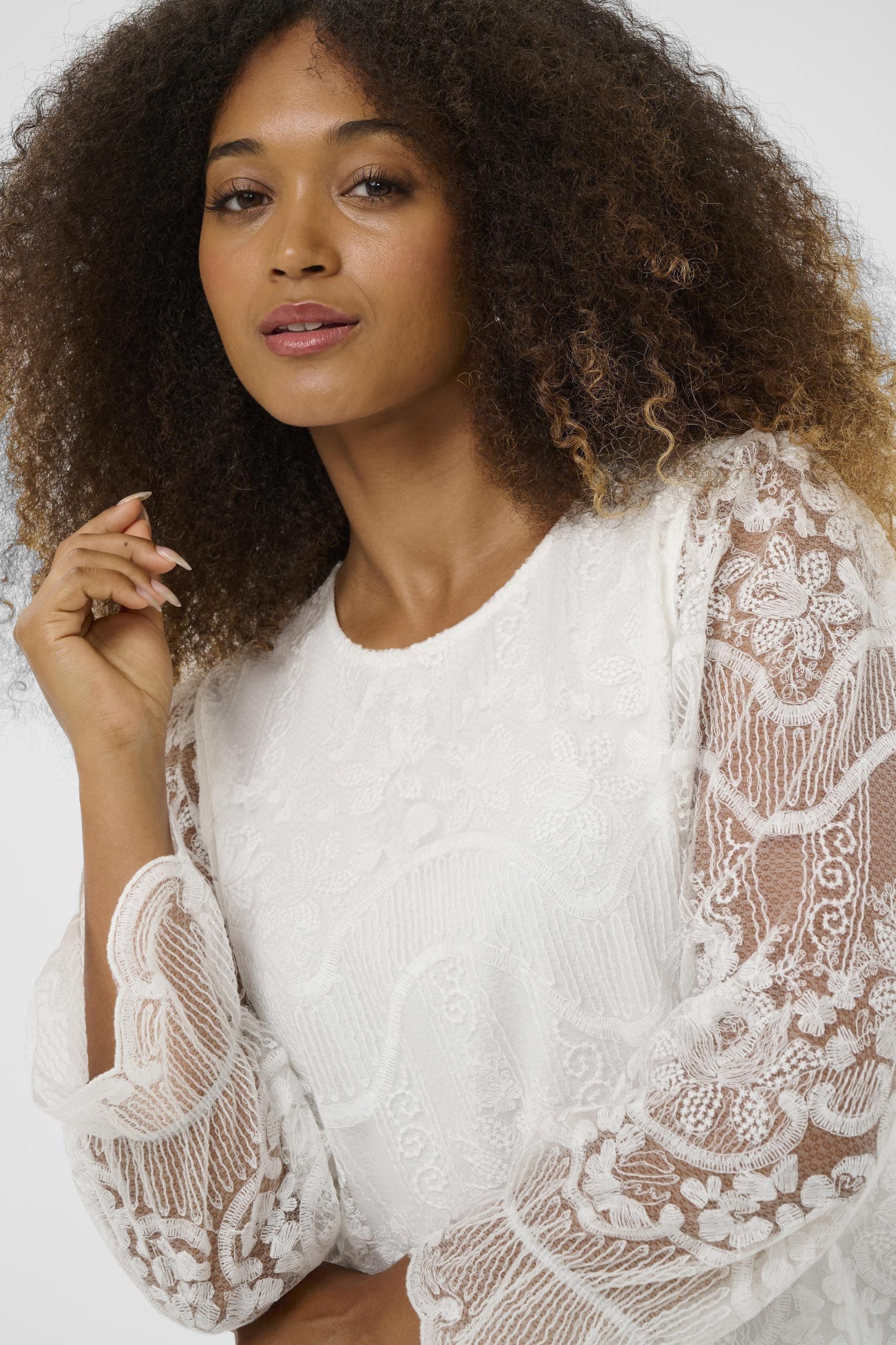 Blouse à manches transparentes et broderies – Image 2