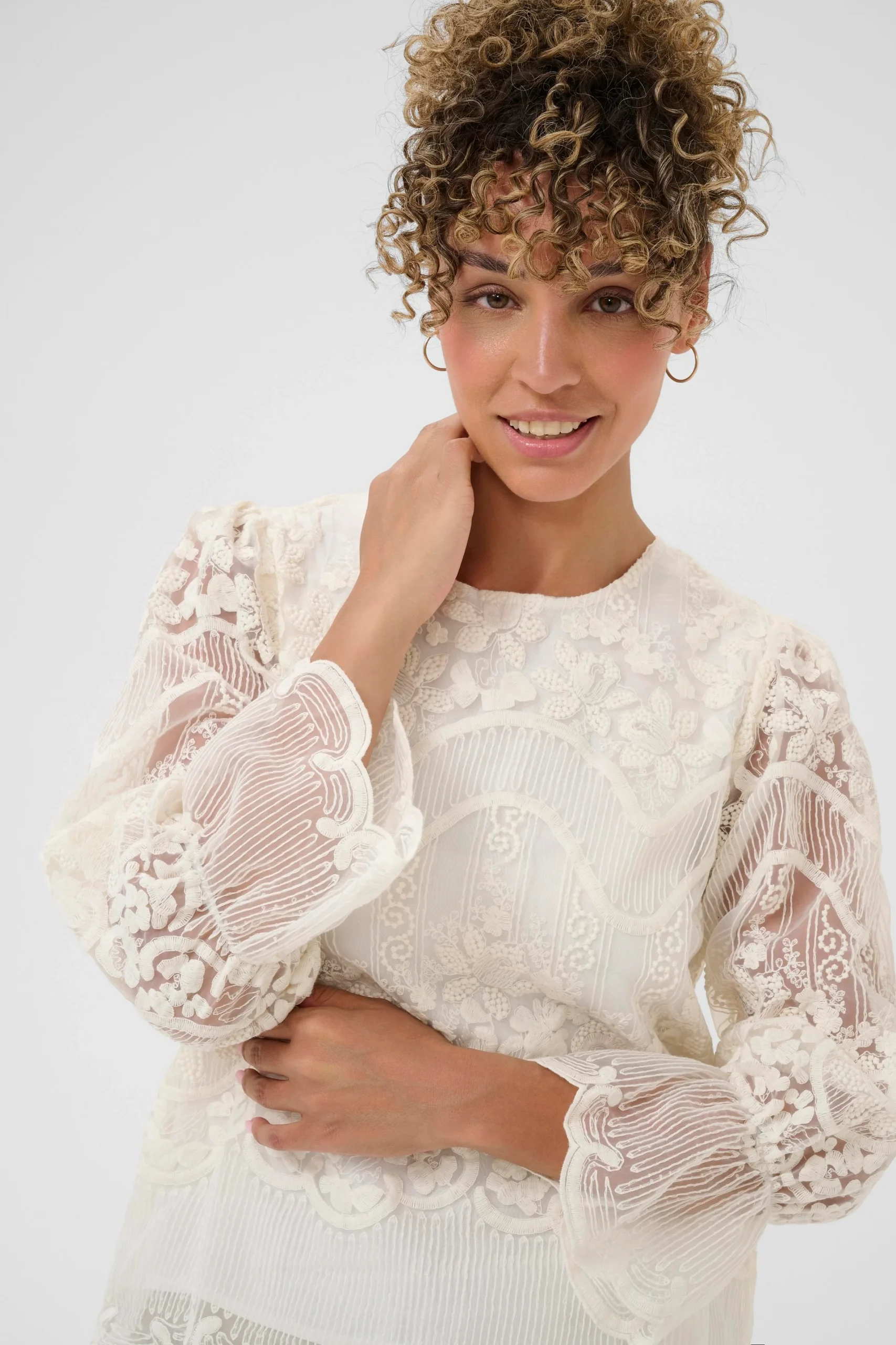 Blouse à manches transparentes et broderies – Image 4