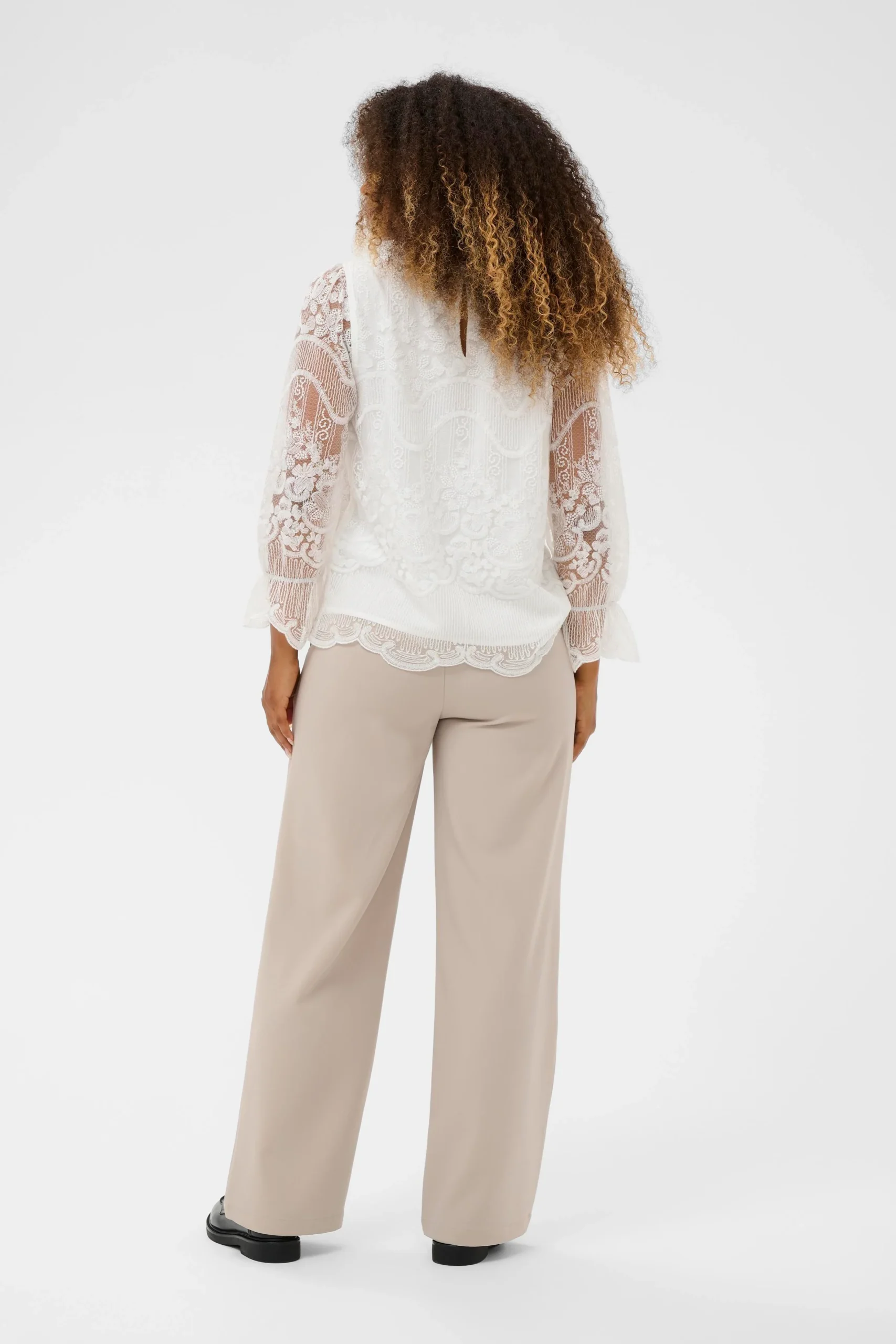 Blouse à manches transparentes et broderies – Image 6
