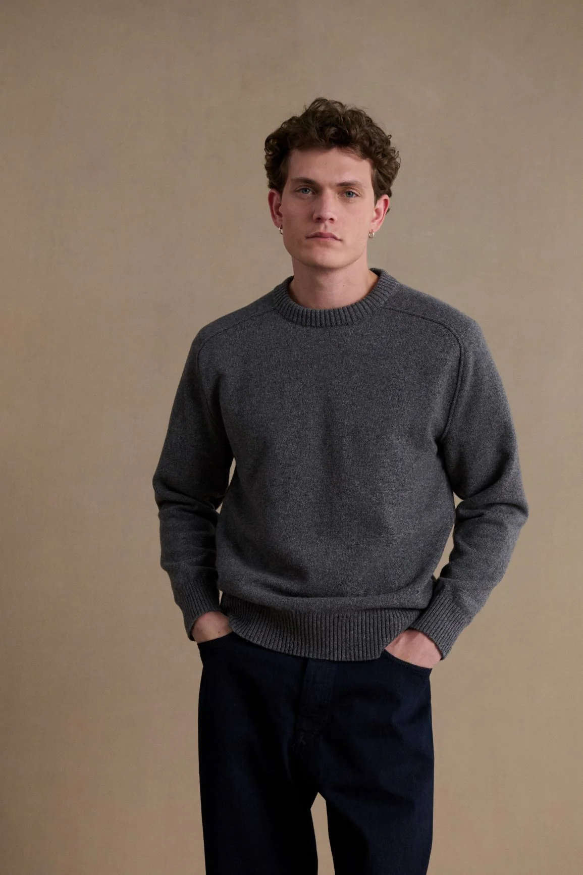 Pull homme col rond gris foncé – Image 4