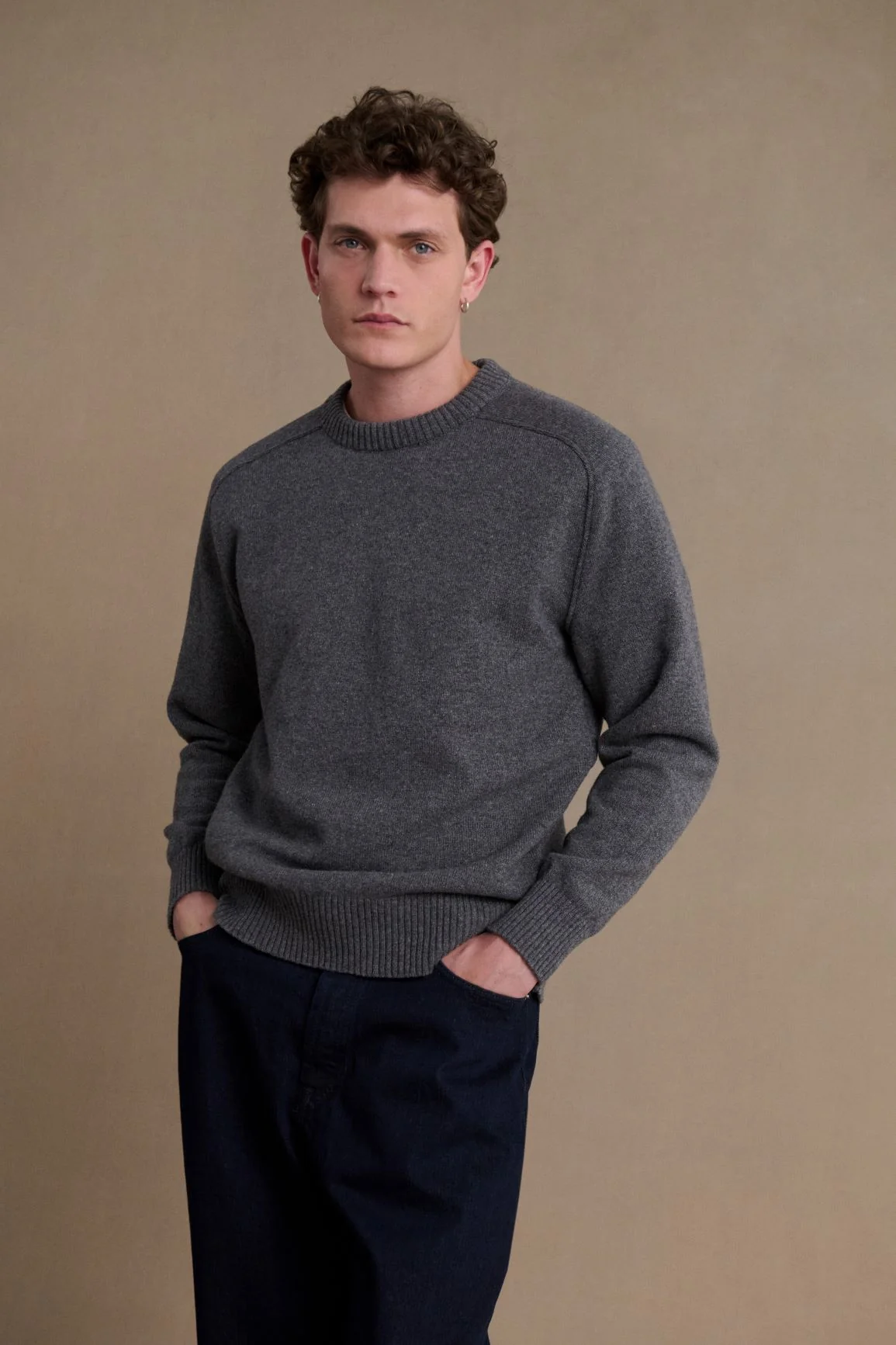 Pull homme col rond gris foncé – Image 3