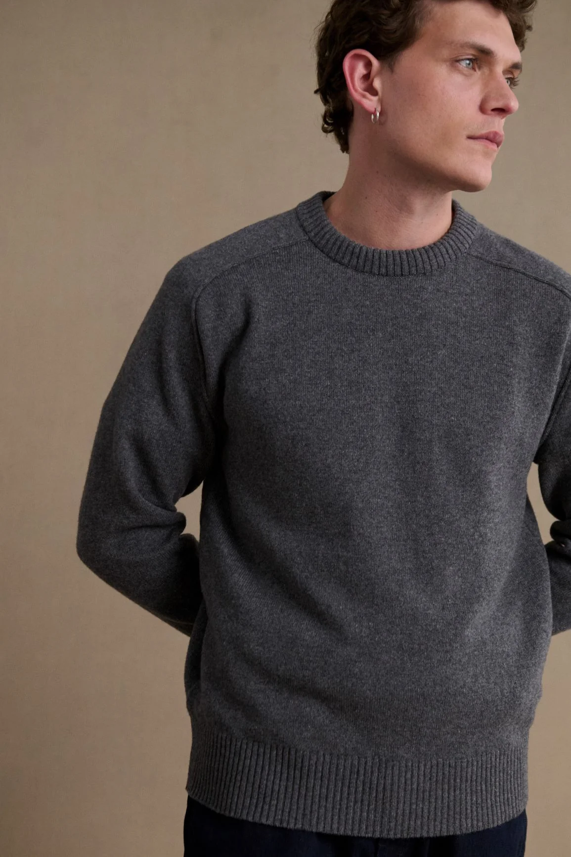 Pull homme col rond gris foncé – Image 2