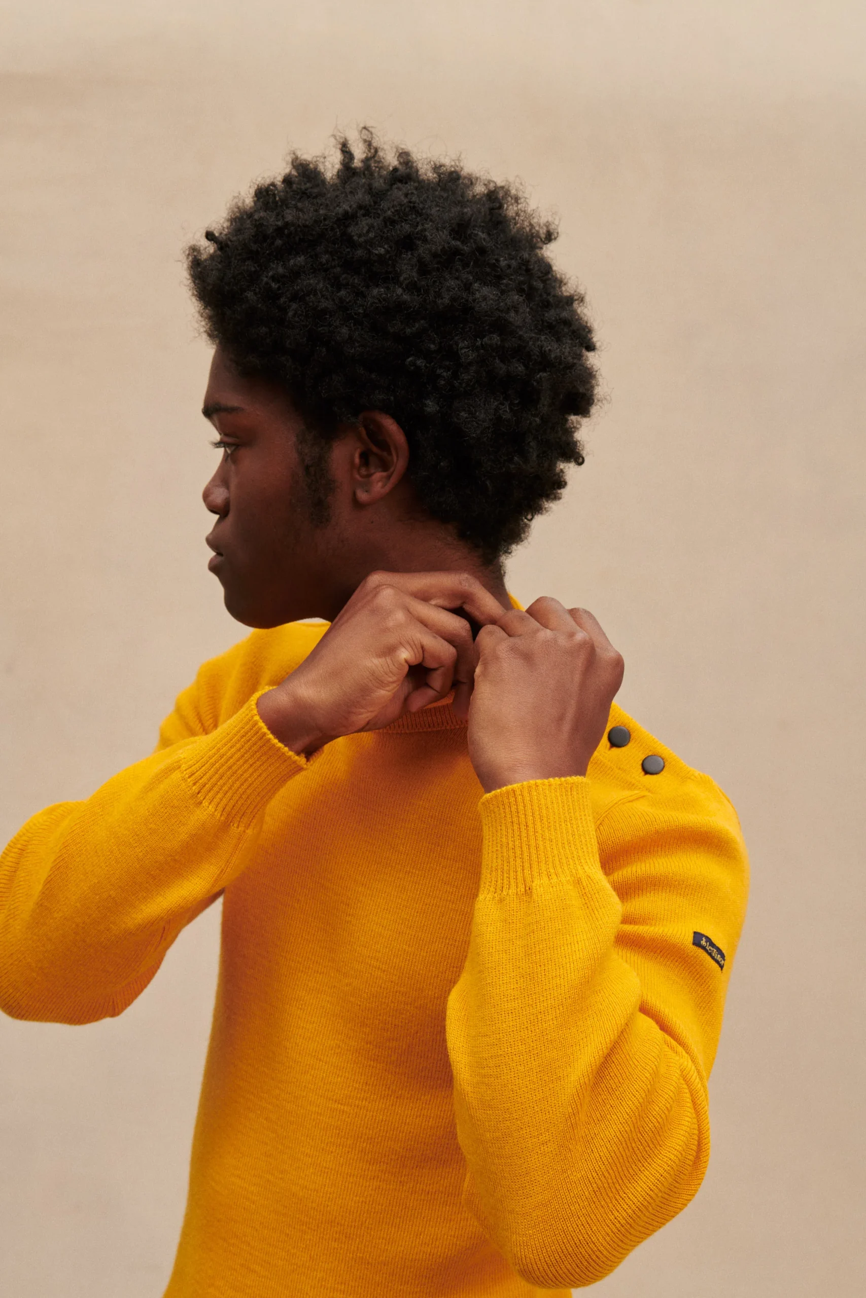 Pull marin jaune pour homme – Image 2