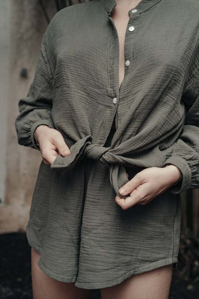 BLOUSE EN GAZE DE COTON VERT SAUGE ~ AWAN – Image 2