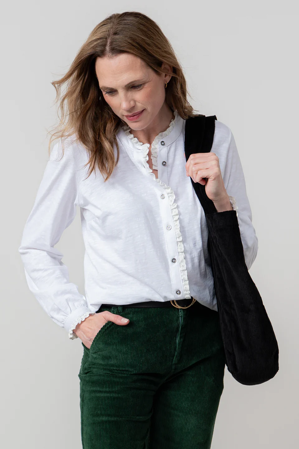Blouse en coton bio à col volanté et broderie – Image 3