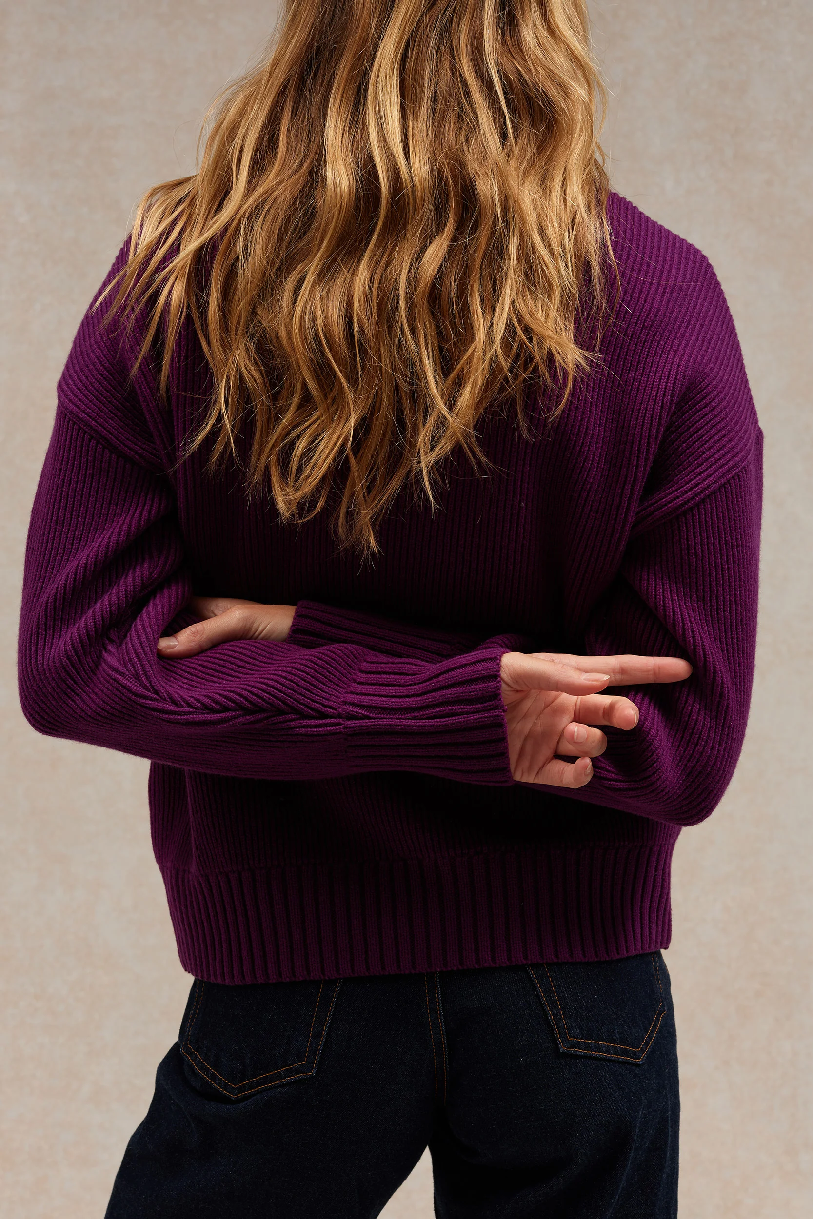 Pull femme col rond prune à côtes anglaises – Image 3